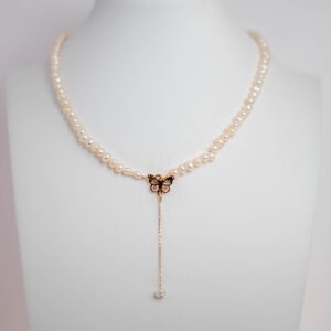 Colier cu perle de cultura si pandantiv lant cu fluturas