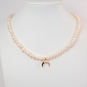 Colier cu perle de cultura si pandantiv semiluna (Cornul Lunii)